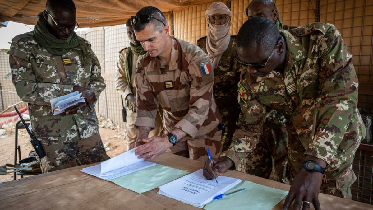 La France expulse deux diplomates maliens et suspend sa coopération antiterroriste