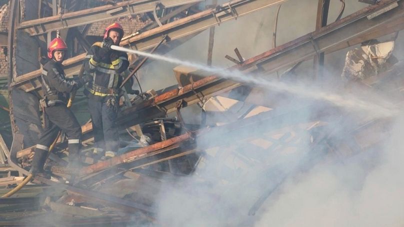 رجال إنقاذ يخمدون حريقاً في مبنى تضرر جراء قصف روسي بمنطقة فينيتسا، أوكرانيا، 10 سبتمبر 2025.