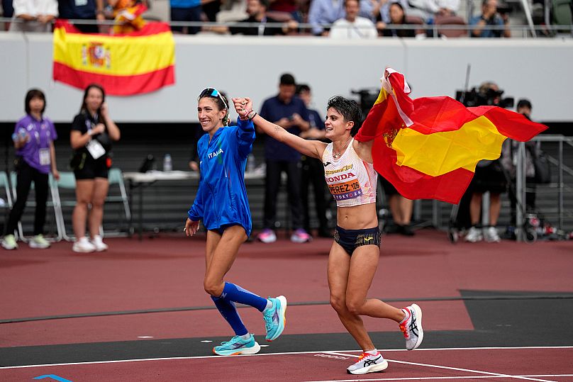 María Pérez celebrando su cuarto oro en un mundial de marcha, 20 de septiembre de 2025, Tokio.