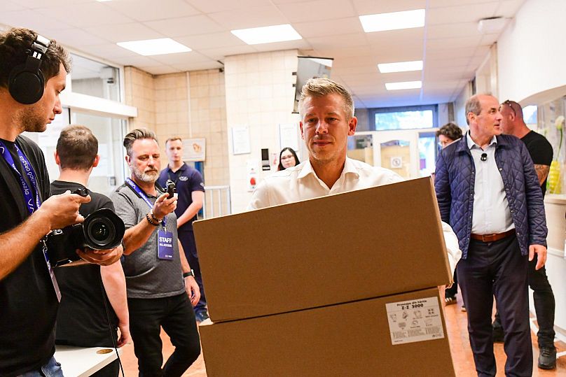 Magyar Péter adományt ad át egy budapesti kórházban, 2025. szeptember 20-án