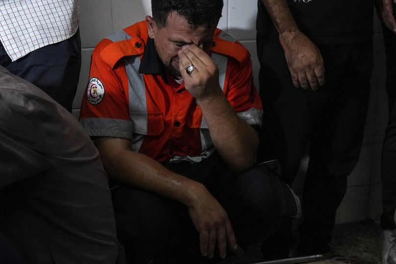   عناصر من الدفاع المدني ينعون زميلهم الذي قُتل جراء القصف الإسرائيلي على مخيم النصيرات للاجئين