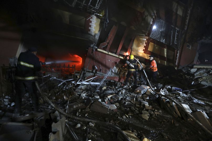 فرق الدفاع المدني الفلسطيني تحاول إخماد حريق اندلع في منزل استهدفه غارة جوية إسرائيلية في خان يونس جنوب قطاع غزة، الأحد 8 أكتوبر/تشرين الأول 2023