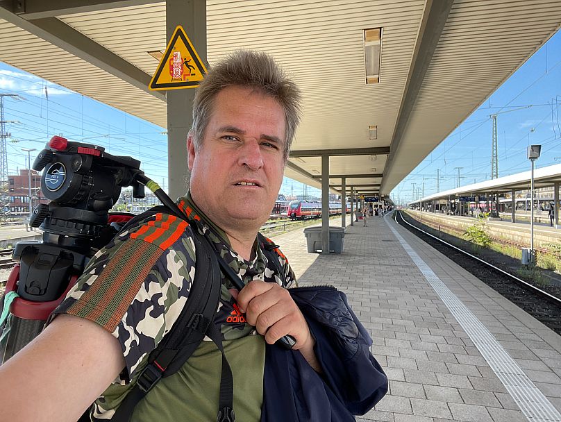 Eric Deyerler unterwegs mit seinem Stativ.