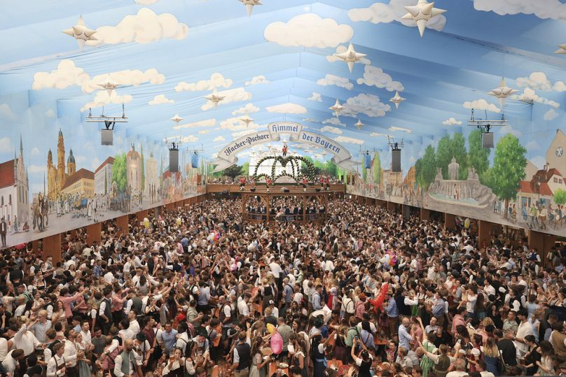Les visiteurs sont assis dans la tente du festival Hacker-Pschorr le premier jour de l'Oktoberfest sur la Theresienwiese de Munich, en Allemagne, le samedi 20 septembre 2025.