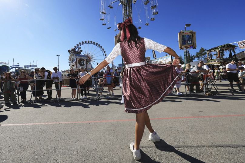 Une visiteuse de l'Oktoberfest fait valser son dirndl, au début de l'Oktoberfest, sur la Theresienwiese de Munich, en Allemagne, le samedi 20 septembre 2025.