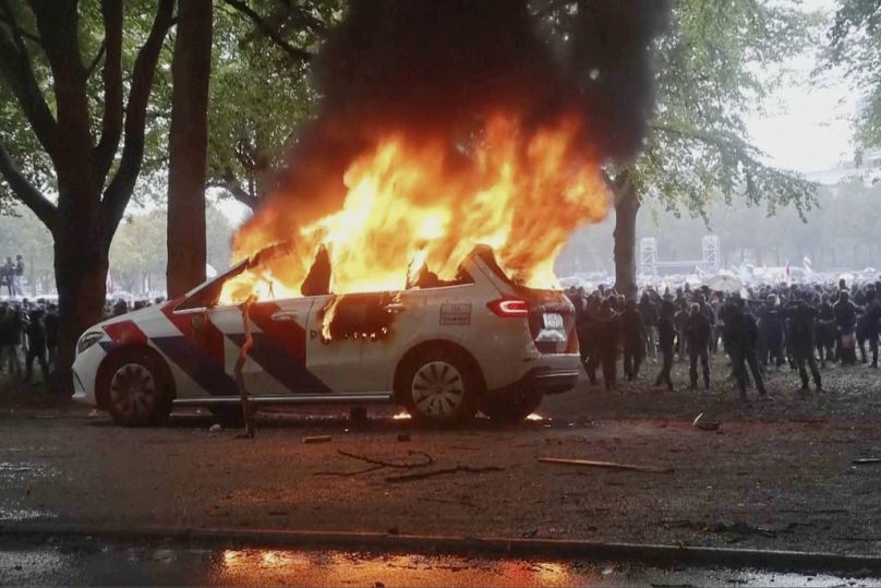 Un véhicule de police brûle alors qu'une manifestation d'extrême droite a dégénéré en violence et en chaos alors que des émeutiers se sont affrontés à la police, le 20.09.25
