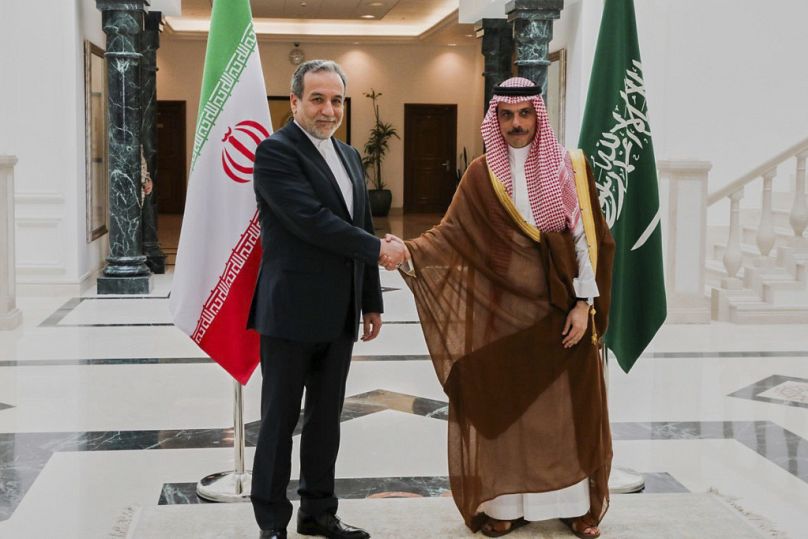في هذه الصورة التي نشرتها وزارة الخارجية الإيرانية، وزير الخارجية الإيراني عباس عراقجي (يسارًا) يصافح نظيره السعودي الأمير فيصل بن فرحان خلال اجتماعهما في جدة، المملكة العربية