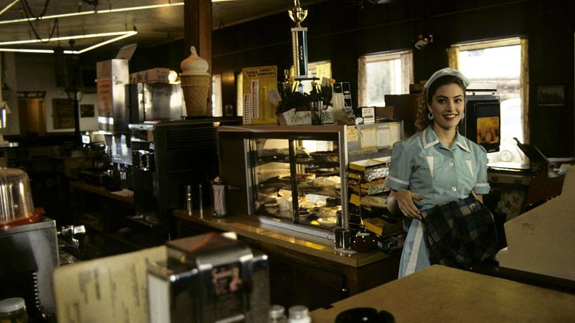 Mädchen Amick as Double R waitress Shelly.