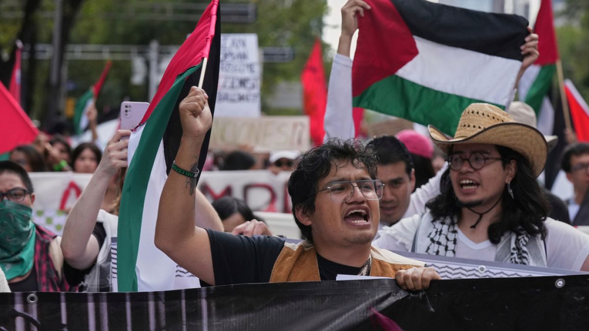 وسط دعوات لقطع العلاقات مع إسرائيل.. متظاهرون في مكسيكو يرشقون السفارة الإسرائيلية ببالونات طلاء