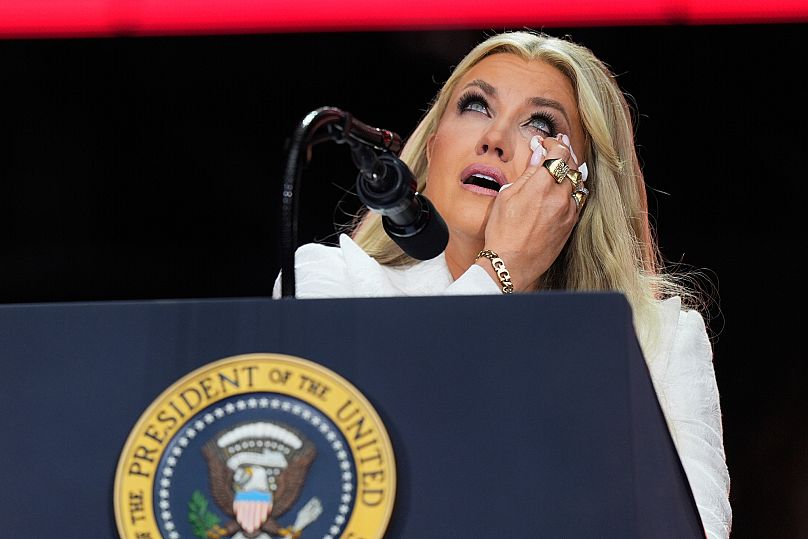 Erika Kirk limpa as lágrimas enquanto discursa numa cerimónia em memória do seu marido, o ativista conservador Charlie Kirk, no State Farm Stadium, em Glendale
