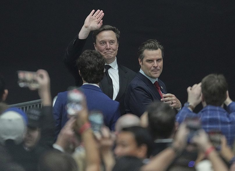 Elon Musk, salue ses partisans aux côtés de l'ancien représentant Matt Gaetz lors d'une cérémonie commémorative en l'honneur de Charlie Kirk, le 21 septembre 2025