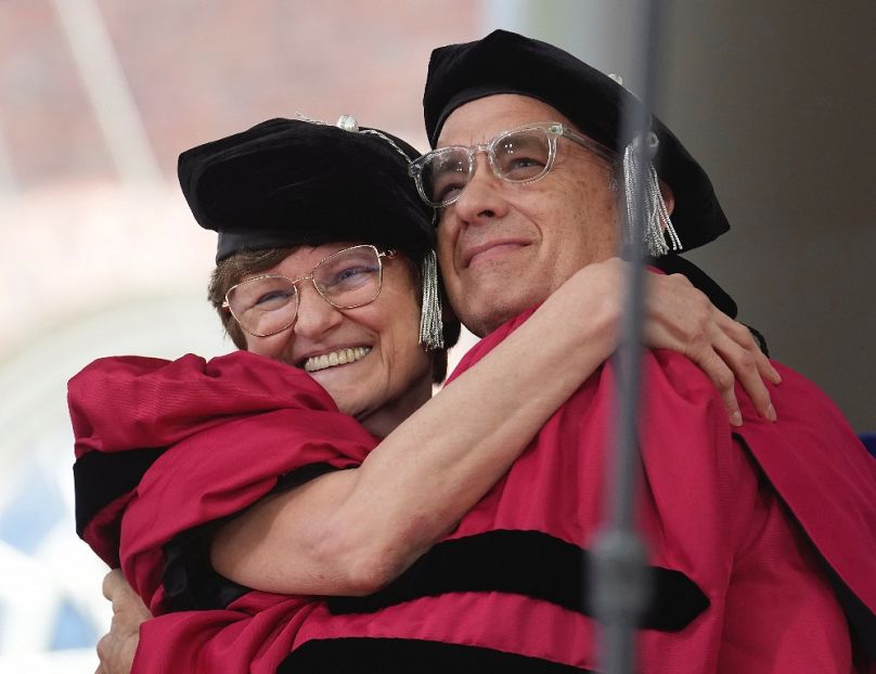 Karikó Katalin biokémikus és Tom Hanks színész a Harvard díszdoktori címének átvétele után a massachusettsi Cambridge-ben, 2023 májusában