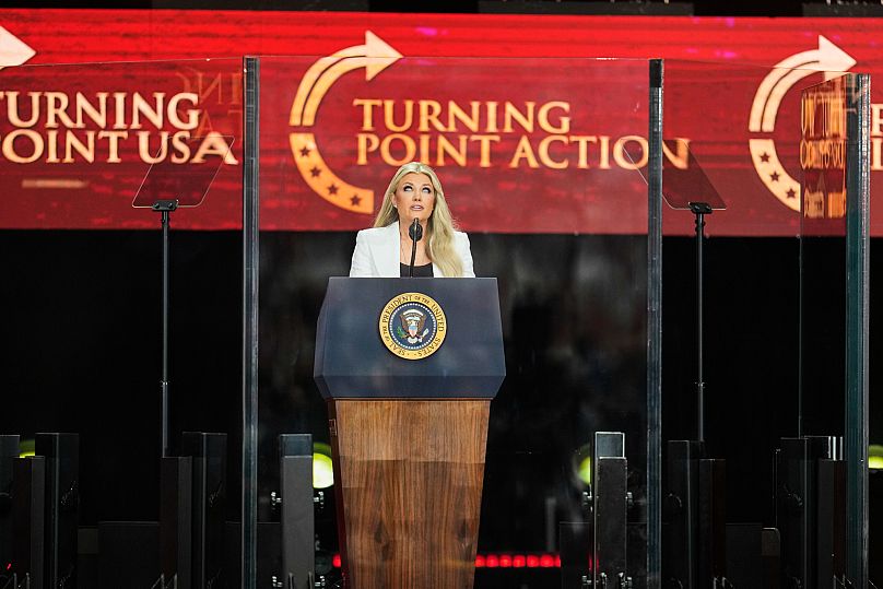 Erika Kirk prend la parole lors d'une cérémonie commémorative en l'honneur de son défunt mari, Charlie Kirk, le dimanche 21 septembre 2025, à Glendale, en Arizona