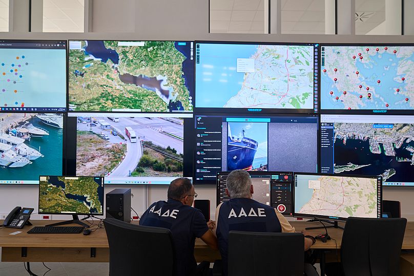 Επιθεωρητές της Ανεξάρτητης Αρχής Δημοσίων Εσόδων παρακολουθούν συναλλαγές σε πραγματικό χρόνο στα κεντρικά γραφεία της ΑΔΕΔ στην Αθήνα, Ελλάδα, την Τρίτη 16 Σεπτεμβρίου 2025.