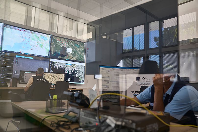 Επιθεωρητές της Ανεξάρτητης Αρχής Δημοσίων Εσόδων παρακολουθούν συναλλαγές σε πραγματικό χρόνο στα κεντρικά γραφεία της ΑΔΕΑ στην Αθήνα, Ελλάδα, την Τρίτη 16 Σεπτεμβρίου 2025.