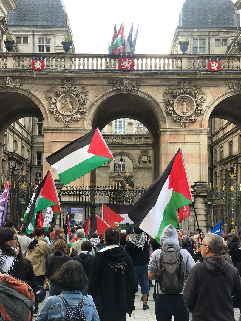  Rassemblement devant la mairie de Lyon où flotte le drapeau palestinien.