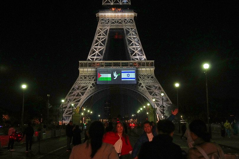 Un écran affiche les drapeaux palestinien et israélien ainsi qu'une colombe sur la tour Eiffel, le dimanche 21 septembre 2025 à Paris