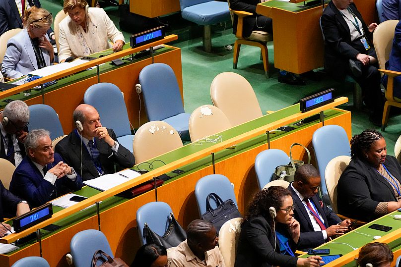 Les sièges réservés à la délégation israélienne à l'ONU vides lors du discours d'Emmanuel Macron, le lundi 22 septembre 2025.