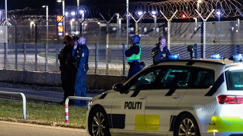 La polizia danese all'aeroporto di Copenaghen, Danimarca, 22 settembre 2025