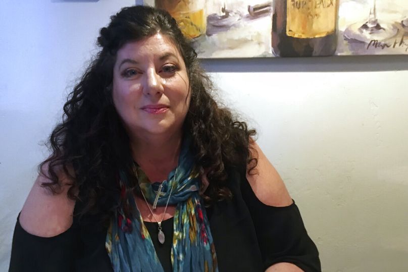 En esta foto de archivo del 4 de abril de 2019, Tara Reade posa para una foto durante una entrevista con Associated Press en Nevada City, California.