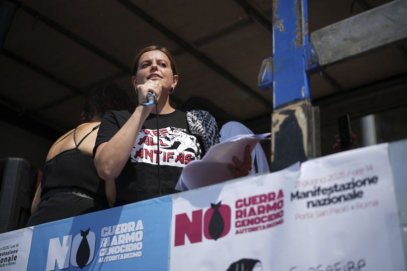 Deputada do Parlamento Europeu Ilaria Salis discursa durante a marcha «Stop Rearm Europe» em Roma, no sábado, 21 de junho de 2025