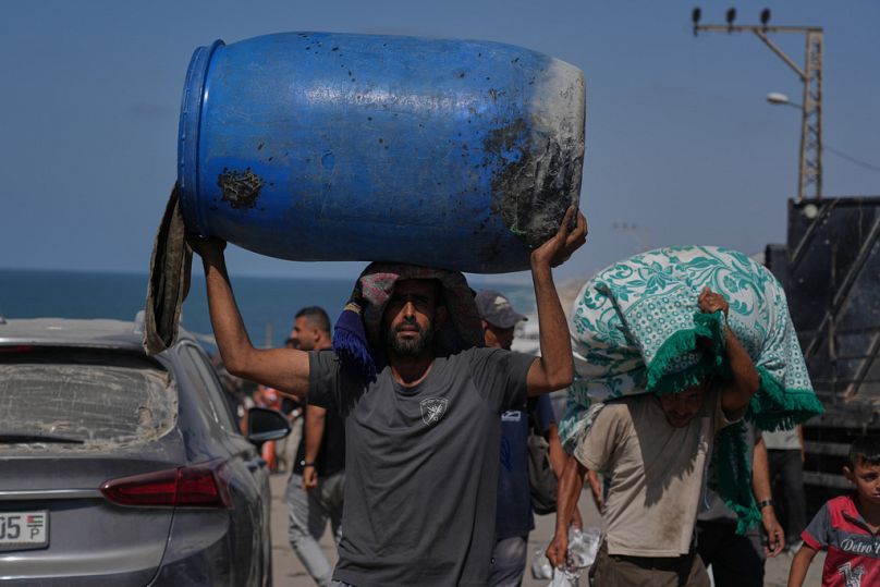 فلسطينيون ينزحون من شمال غزة حاملين متاعهم على الطريق الساحلي قرب وادي غزة، الثلاثاء 23 سبتمبر 2025.