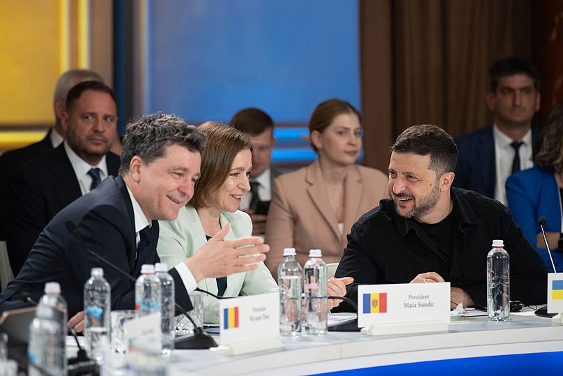 Il presidente ucraino Volodymyr Zelensky, a destra, parla con il presidente rumeno Nicusor Dan, a sinistra, e la presidente della Moldova Maia Sandu, mercoledì 11 giugno 2025