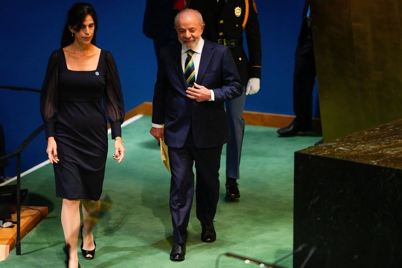O presidente do Brasil, Luiz Inácio Lula da Silva, é acompanhado até o pódio para discursar na 80ª sessão da Assembleia Geral das Nações Unidas.