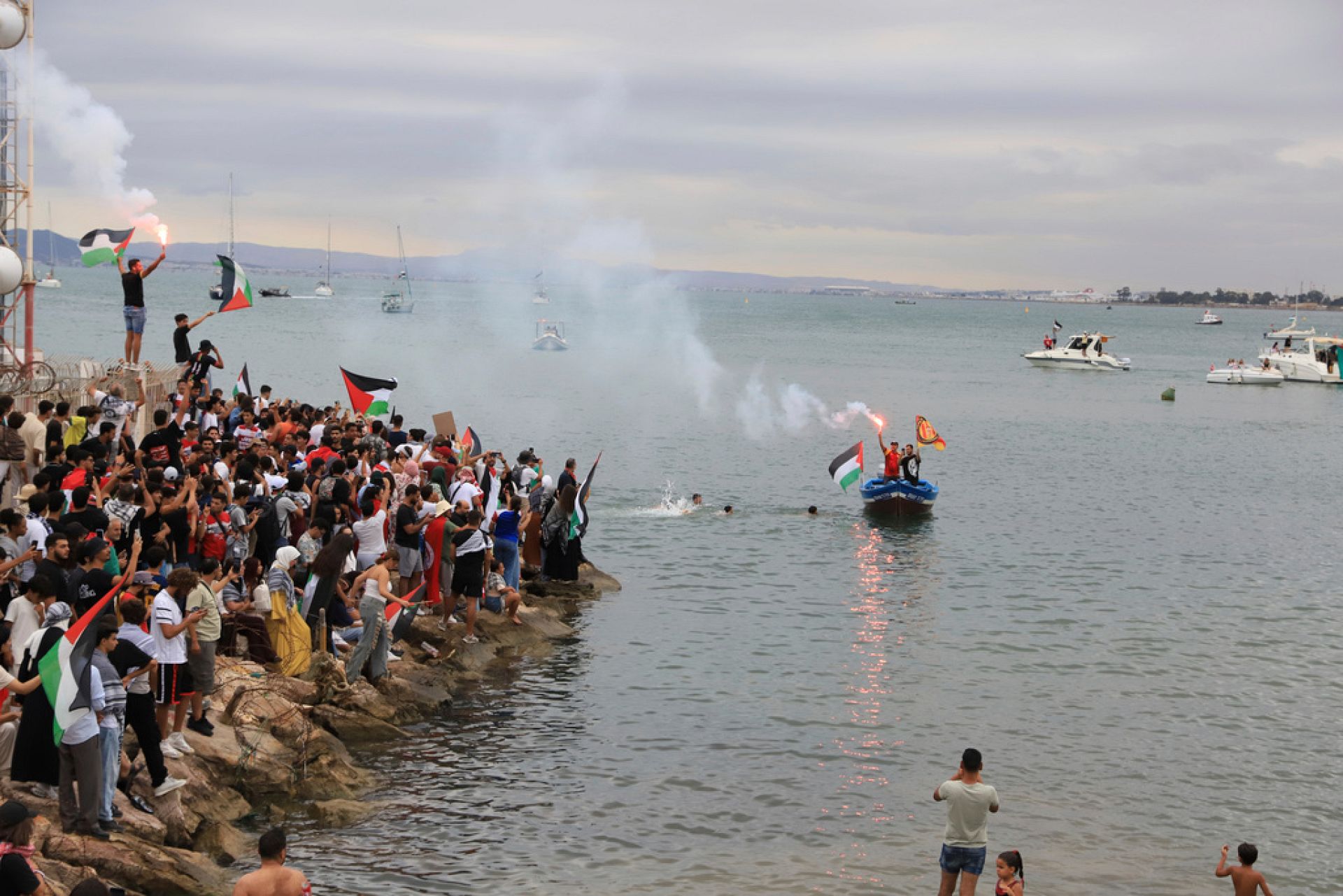 Hilfsflotte für Gaza unter Beschuss – Aktivisten berichten von Drohnen ...
