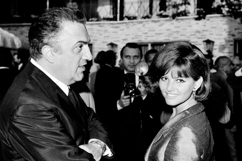 L'attrice italiana Claudia Cardinale, a destra, e il regista italiano Federico Fellini durante la cerimonia degli Oscar a Roma il 27 maggio 1964