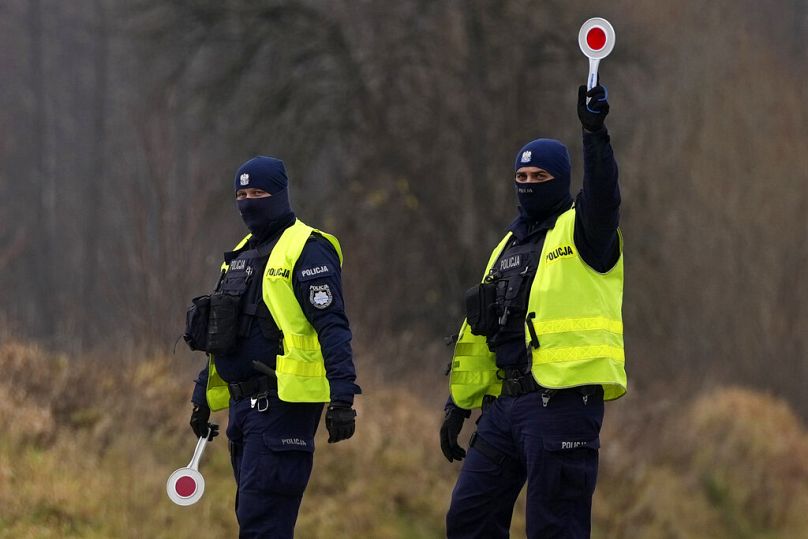 Polscy policjanci kierujący ruchem. 