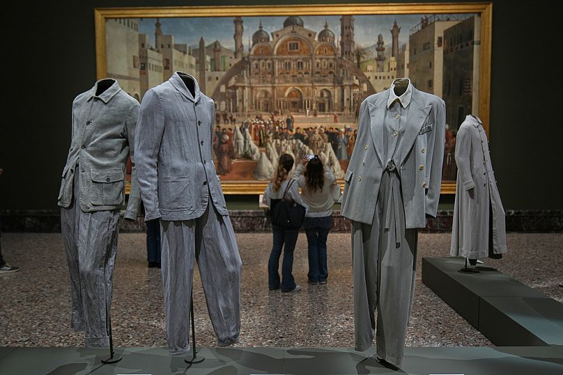 Las creaciones de Giorgio Armani se muestran durante la exposición 'Giorgio Armani - 50 años'
