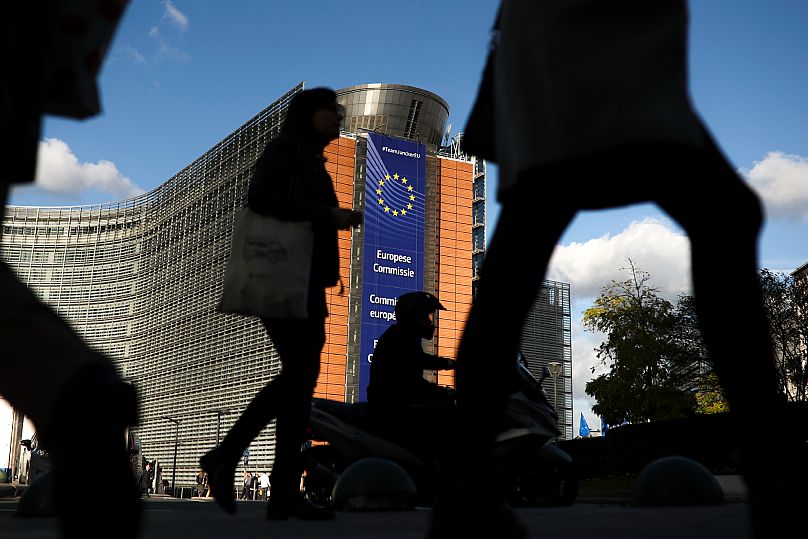 La sede de la Comisión Europea se refleja en las ventanas del edificio del Consejo Europeo en Bruselas, 28 octubre, 2019