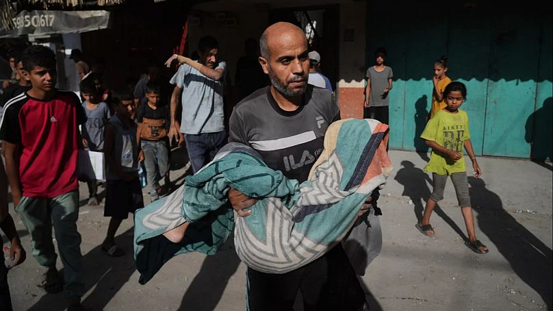 Ein Mann trägt die Leiche des 12-jährigen Hassan, der am 25. September 2025 bei einem israelischen Militärschlag getötet wurde