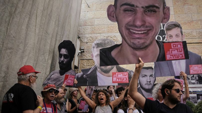 Demonstranten halten Fotos mit den Gesichtern israelischer Geiseln, die im Gazastreifen festgehalten werden, 16. September 2025