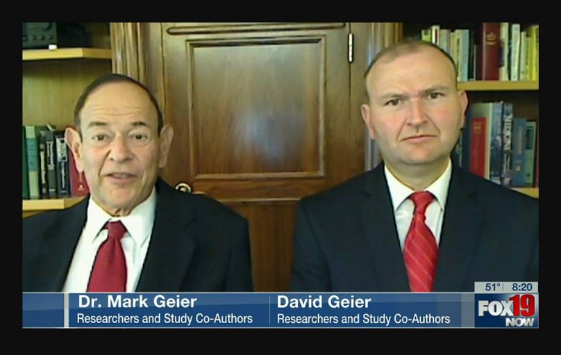 Dr. Mark Geier (solda) ve oğlu David Geier (sağda)