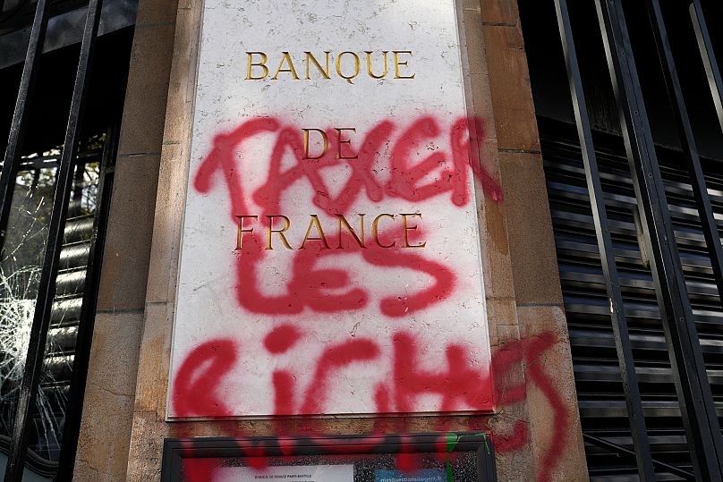 Paris’teki Fransa Merkez Bankası’nın binasına 13 Nisan 2023’te yazılan graffiti: “Zenginleri vergilendirin.”