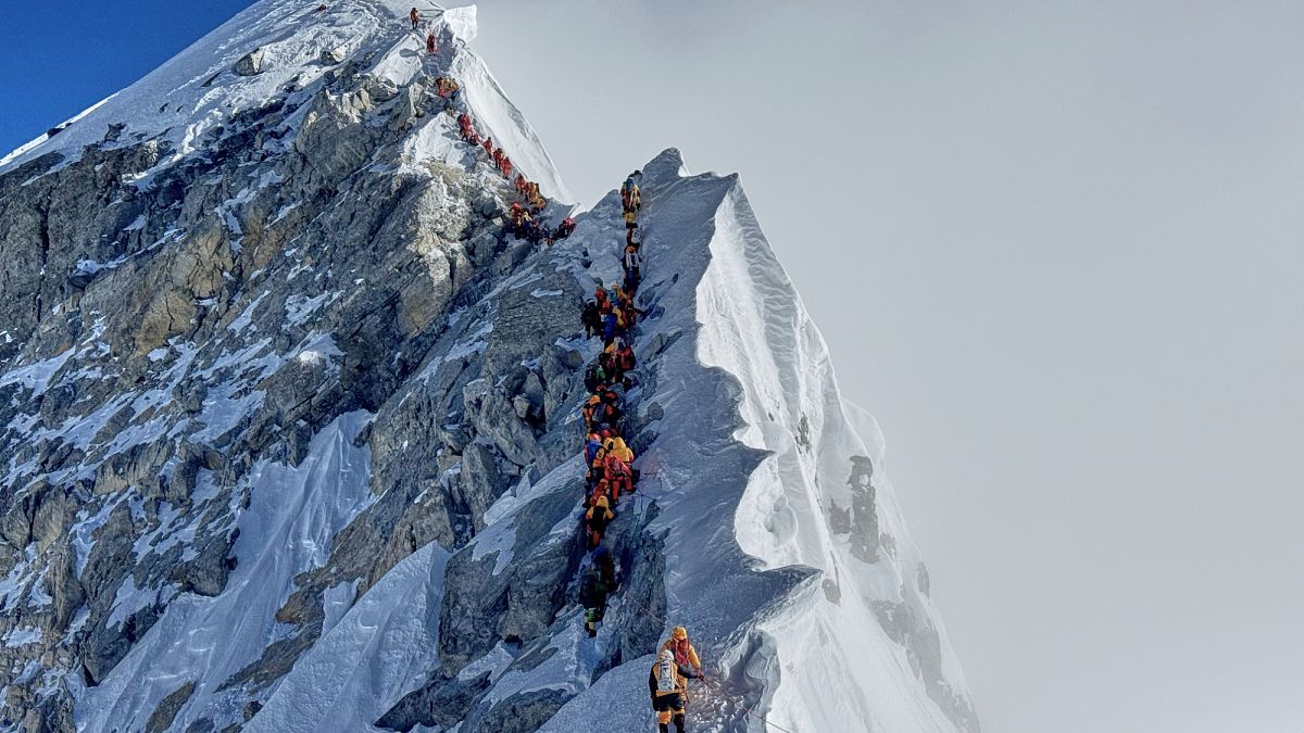 Un alpiniste polonais réalise une descente historique à ski du mont Everest après l'ascension
