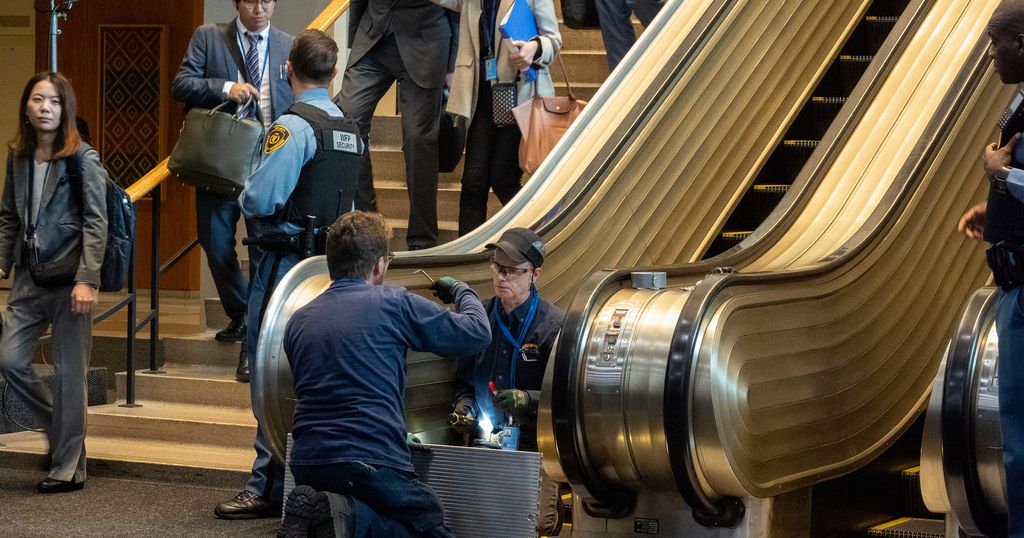 Workers inspect escalator glitch during Trump’s UNGA arrival Workers inspect escalator glitch during Trump’s UNGA arrival