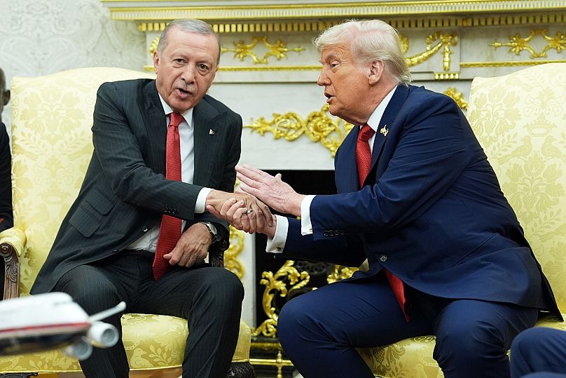 US President Donald Trump shakes hands with Turkey’s President Recep Tayyip Erdoğan during a meeting in the Oval Office, 25 September, 2025