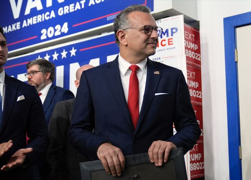 Massad Boulos a republikánus elnökjelöltet, Donald Trumpot hallgatja egy michigani kampányrendezvényen, 2024 októberében