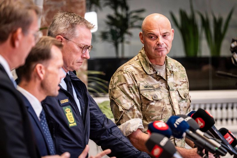 Am 25. September 2025 gaben dänische Minister und Sicherheitschefs in Kopenhagen eine Pressekonferenz zu den Drohnenaktivitäten an Flughäfen.