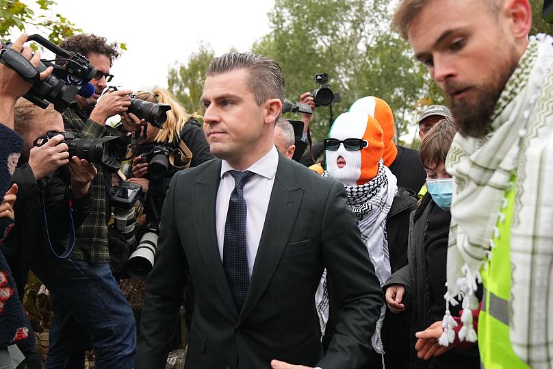 Liam Og O hAnnaidh, diğer adıyla Mo Chara olduğuna inanılan maskeli bir kişi Londra'daki Woolwich Crown Court'a geliyor, 26 Eylül 2025.