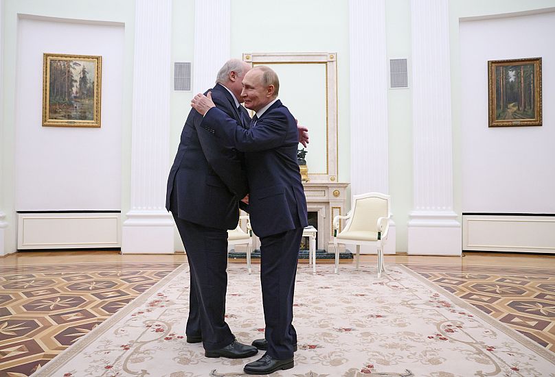 Лукашенко и Путин обнимаются в Кремле