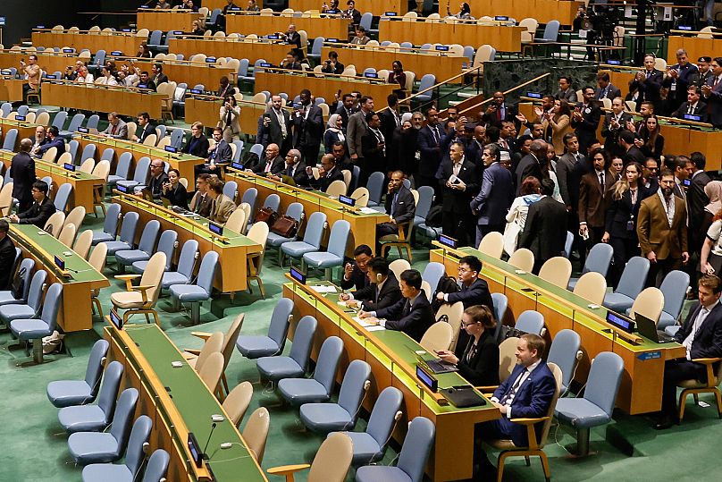 Les délégués quittent la salle de l'Assemblée générale alors que le Premier ministre israélien Benjamin Netanyahu monte à la tribune, 26 septembre 2025.