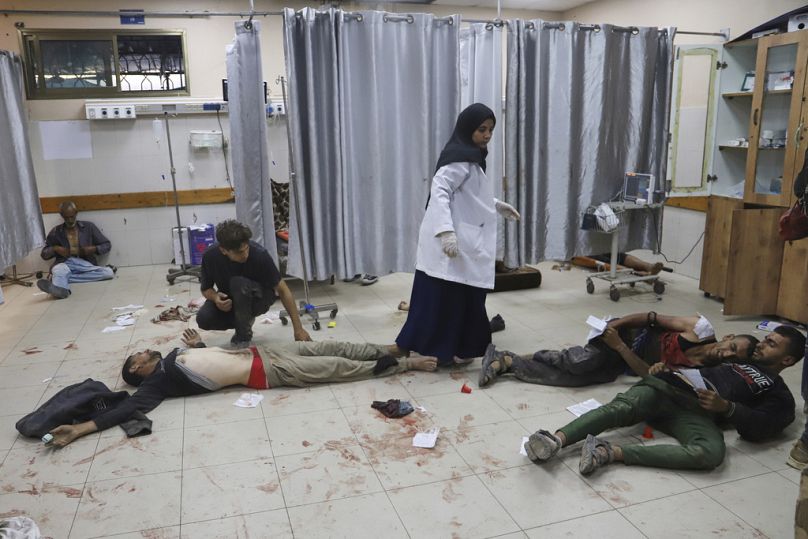 فلسطينيون أصيبوا خلال توزيع مواد غذائية في مركز تديره مؤسسة غزة الإنسانية