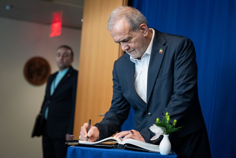 Masoud Pezeshkian, presidente de Irán, firma una nota en un libro de las Naciones Unidas durante la Asamblea General de la ONU en la sede de las Naciones Unidas, jueves 25 de septiembre de 2025.