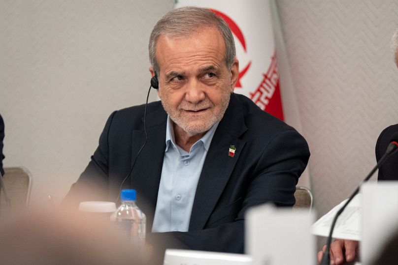 Masoud Pezeshkian, presidente de Irán, responde a las preguntas de los medios de comunicación en una rueda de prensa en Nueva York, viernes 26 de septiembre de 2025.
