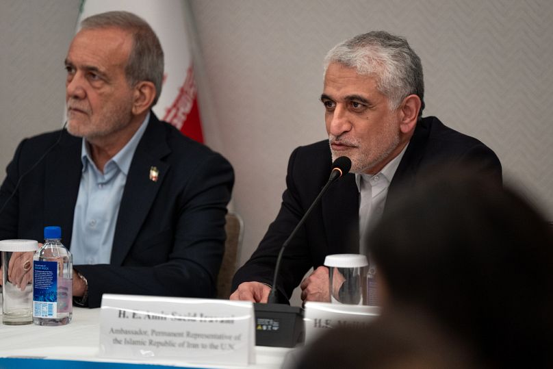 Amir-Saeid Iravani, embajador iraní ante las Naciones Unidas, comienza una rueda de prensa con Masoud Pezeshkian, presidente de Irán, en Nueva York, el viernes 26 de septiembre de 2025.