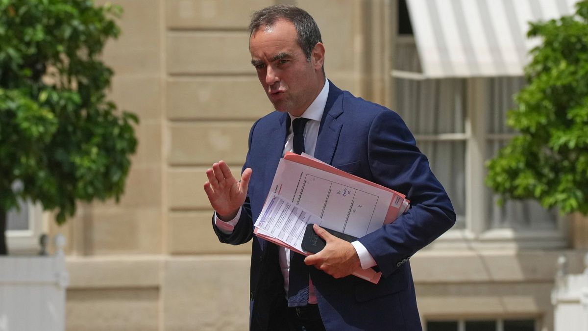 Η Γαλλία σε κρίση: Πρόγευση προϋπολογισμού και αντιδράσεων από συνέντευξη του Λεκορνού